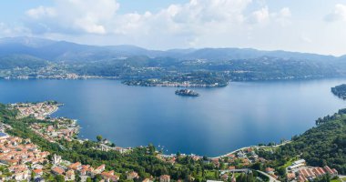 San Giulio Adası ile Orta Gölü ekstra geniş hava manzaralı