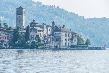 Orta Gölü 'ndeki San Giulio Adası manzarası