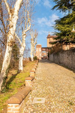 Castiglione Koleji Kilisesi 'ne giden kadim yol Olona.