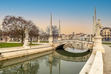 Padova, İtalya - 03-05-2022: Padua 'daki Prato della Valle' nin güzel meydanı