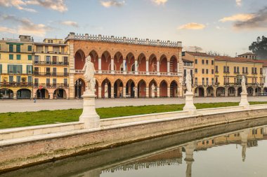 Padova, İtalya - 03-05-2022: Padua 'daki Prato della Valle Meydanı' ndaki güzel tarihi binalar