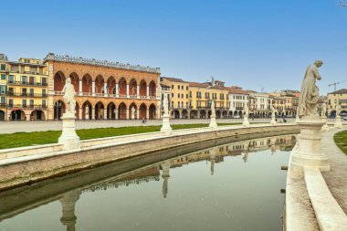 Padova, İtalya - 03-05-2022: Padua 'daki Prato della Valle' nin güzel meydanı