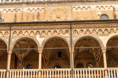Padova, İtalya - 03-05-2022: Padua 'daki Palazzo della Bölgesi' nin güzel cephesi