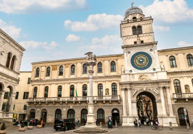 Padova, italya- 04-05-2022: Padua 'nın güzel saat kulesi