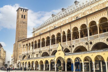 Padova, italya- 04-05-2022: Padua 'nın tarihi merkezinde güzel Palazzo della Regione