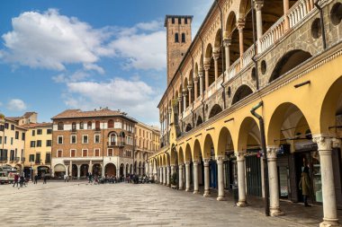 Padova, italya- 04-05-2022: Padua 'nın tarihi merkezinde güzel Palazzo della Regione
