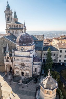 Bergamo 'daki Basilica ve Colleoni Şapeli' nin havadan görünüşü.