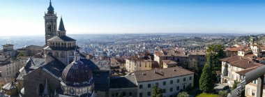 Campanone Kulesi 'nden Bergamo Alta' nın ekstra geniş hava manzarası