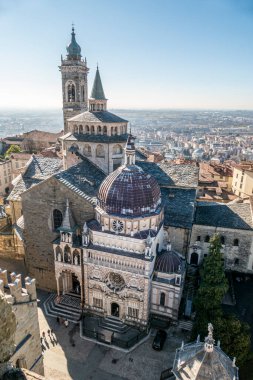 Bergamo, İtalya - 04-07-2022: Bergamo 'daki Colleoni Şapeli ve Bazilika' nın havadan görünüşü