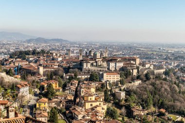 Bergamo Alta 'nın tarihi merkezinin havadan görünüşü