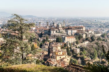 Bergamo Alta 'nın tarihi merkezinin havadan görünüşü