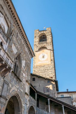 Bergamo, İtalya - 04-07-2022: Bergamo Piazza Vecchia 'daki güzel antik bina