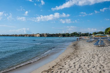Siracusa, İtalya - 12-09-2022: Sicilya 'da Fontane Bianche adı verilen berrak ve kristal turkuaz suyu ve ince kumlu güzel bir sahil manzarası