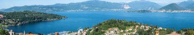 Maggiore Gölü, Borromeo Körfezi ve Laveno 'nun ekstra geniş hava manzarası.
