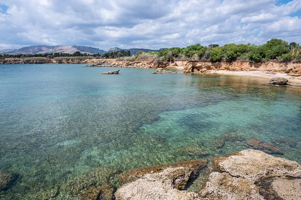 Όμορφη Παραλία Κρυστάλλινα Νερά Και Μια Φυσική Αψίδα Στο Βάθος — Φωτογραφία Αρχείου