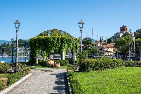 Bellissima Passeggiata Laveno — Foto Stock