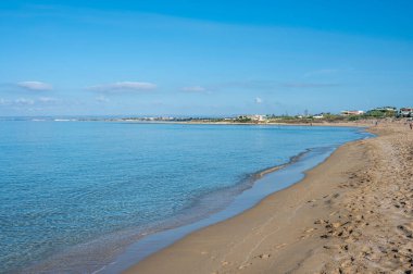 Sicilya 'daki Portopalo' da şeffaf ve mavi suyu olan güzel Correnti Plajı.