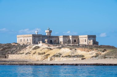 Sicilya 'daki Portopalo' daki Correnti Adası.