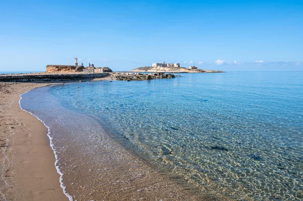 透明度の高い青い水でCorrentiの美しいビーチを背景にCorrenti島とシチリア島のPortopalo — ストック写真