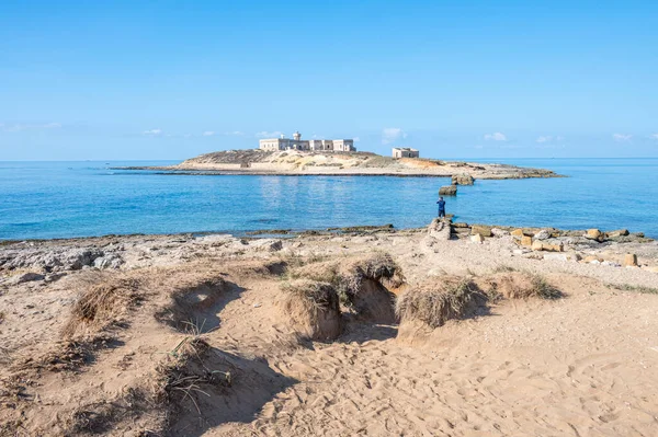 Pulau Correnti Portopalo Sisilia Dengan Seorang Pria Yang Mengambil Foto — Stok Foto