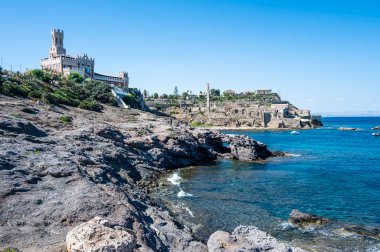 Portopalo, İtalya - 09-14-2022: Kale ve eski tonara ile Portopalo 'nun gezinti alanı