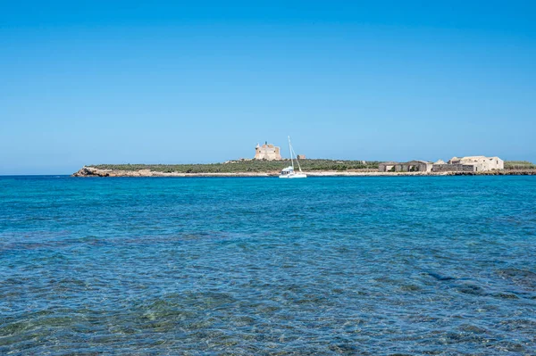 ポルトパロの前にあるカポ パスセロ島では 二つの海の水が分かれており イオニア海と地中海 — ストック写真