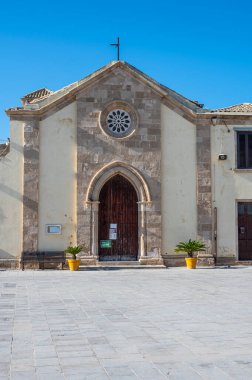 Marzaemi, İtalya - 09-14-2022: Marzamim meydanındaki karakteristik kilise