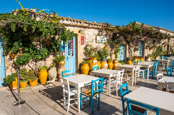 Marzaemi, İtalya - 09-14-2022: Marzamim 'deki Piazza Regina Margherita Renkli ve karakteristik yerlerle dolu