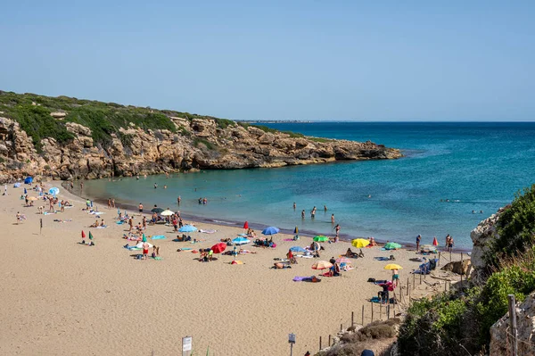 Vendicari, İtalya: 09-15-2022: Sicilya 'daki Vendicari vahasındaki Calamosche' nin güzel plajı