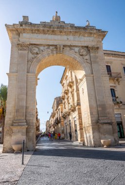 Noto, İtalya - 09-15-2022: Sicilya 'daki Noto' nun tarihi merkezine giriş görevi gören Kraliyet Kapısı