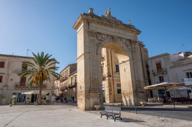 Noto, İtalya - 09-15-2022: Sicilya 'daki Noto' nun tarihi merkezine giriş görevi gören Kraliyet Kapısı