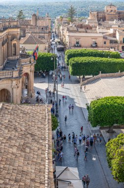 Noto, İtalya - 09-15-2022: Noto 'nun tarihi merkezinin ana caddesinin havadan görünüşü