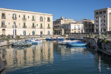 Syracuse, İtalya - 09-16-2022: Siraküza 'daki güzel küçük liman