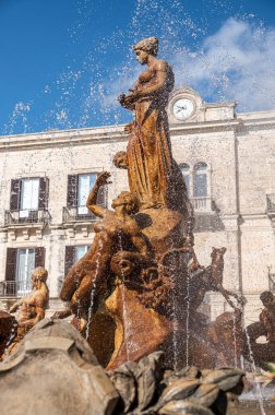 Syracuse, İtalya - 09-16-2022: Güzel Diana Fountain ile Syracuse Piazza Archimede
