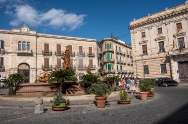 Syracuse, İtalya - 09-16-2022: Güzel Diana Fountain ile Syracuse Piazza Archimede