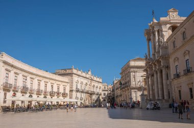 Syracuse, İtalya - 09-16-2022: muhteşem tarihi binalarla Ortigia 'daki Piazza Duomo' nun geniş açılı görüntüsü