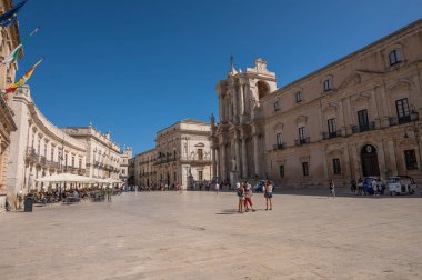 Syracuse, İtalya - 09-16-2022: muhteşem tarihi binalarla Ortigia 'daki Piazza Duomo' nun geniş açılı görüntüsü