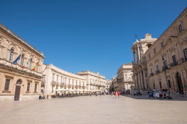 Syracuse, İtalya - 09-16-2022: muhteşem tarihi binalarla Ortigia 'daki Piazza Duomo' nun geniş açılı görüntüsü