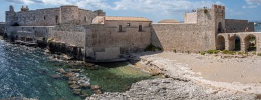 Syracuse, İtalya - 09-16-2022: Ortigia 'daki Maniace Kalesi' nin ekstra geniş açılı görünümü