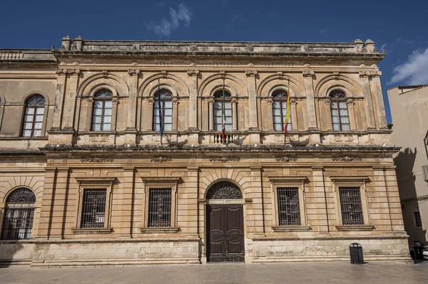Сиракузы Италия 2022 Исторические Здания Красивыми Фасадами Пьяцца Дуомо Ортигии — стоковое фото