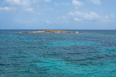 Siraküza 'daki güzel Isola Ognina turkuaz ve yeşil suyla