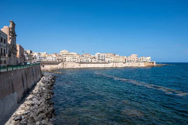 Siracusa Italia 2022 Paseo Marítimo Ortigia Con Hermosa Playa —  Fotos de Stock