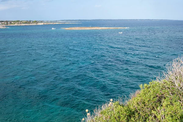 Όμορφη Παραλία Ογκνινα Στις Συρακούσες Γαλαζοπράσινα Νερά Και Ένα Μικρό — Φωτογραφία Αρχείου