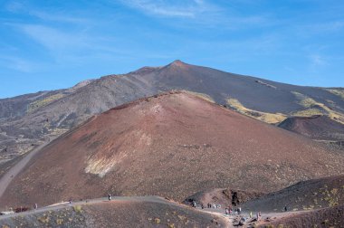 Etna, İtalya - 09-15-2022: Silvestri Kraterleriyle Güzel Etna Volkanı