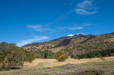 Zirve kraterleriyle Etna yanardağının zirvesi