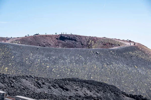 Cráter Silvestre Del Volcán Etna Con Gente Borde Del Cráter —  Fotos de Stock