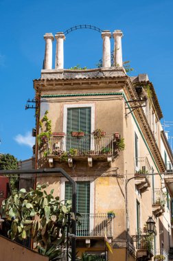 Taormina, İtalya: 09-16-2022: Taormina 'da Yunan sütunları olan güzel bir bina