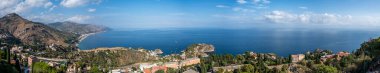 Taormina, İtalya: 09-16-2022: Taormina ve güzel sahil şeridinin havadan geniş açılı görüntüsü
