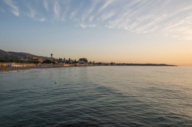 Gün doğumunda Avola plajı