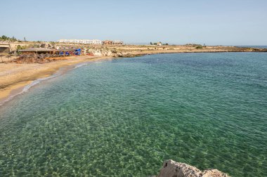 Pachino 'da Cravettone veya Calafarina adı verilen kumlu, mavi ve şeffaf suyu olan bir sahil.